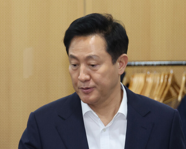 오세훈 서울시장이 13일 서울시 청사에서 투자·출연기관 규제철폐 보고회에 입장하고 있다. 2025.2.13. 연합뉴스