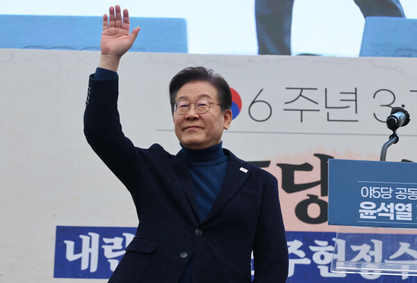 더불어민주당 이재명 대표가 1일 서울 종로구 안국동 사거리에서 열린 '야 5당 공동 내란종식·민주헌정수호를 위한 윤석열 파면 촉구 범국민대회'에서 발언 전 인사하고 있다. 2025.3.1 연합뉴스