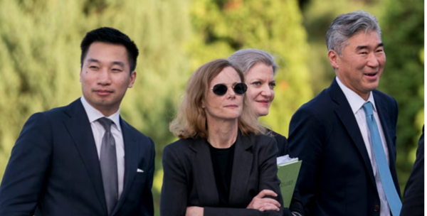 알렉스 웡 미국 국가안보부보좌관(맨 왼쪽)과 앨리슨 후커 국무부 정무차관 지명자(왼쪽 세번째). 2018년 7월 당시 마이크 폼페이오 국무장관의 평양 방문 시 수행하던 모습. [AP 자료사진. VOA 캡처]