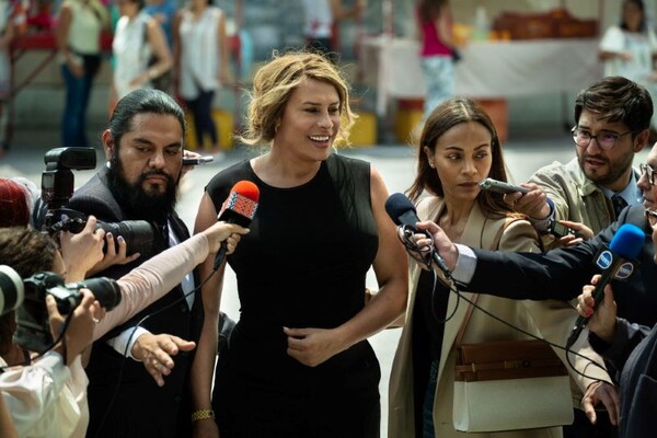 영화 에밀리아 페레즈 스틸컷. 마약 카르텔 두목 마니타스 델 몬테는 성전환 수술 후 에밀리아 페레즈로 새로운 삶을 시작한다. 변호사 리타와 함께 범죄 조직에 희생된 이들의 시신을 찾아내는 NGO 활동에 나서며, 언론의 주목을 받게 된다. 사진=롯데시네마