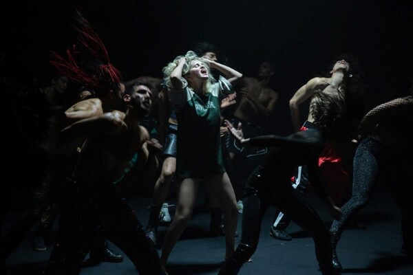 영화 '에밀리아 페페즈' 스틸컷. 에밀리아의 아내인 제시(셀레나 고메즈)가 감정의 극한에 도달하는 순간을 담고 있다. 혼란과 분노, 상실이 뒤섞인 몸부림을 표현한다. 사진=롯데시네마