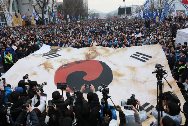 1일 서울 종로구 안국동 사거리에서 열린 '야 5당 공동 내란종식·민주헌정수호를 위한 윤석열 파면 촉구 범국민대회'에서 참가자들이 대형 태극기 퍼포먼스를 하고 있다. 2025.3.1. 연합뉴스