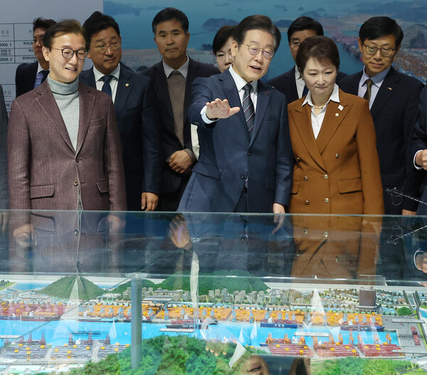 이재명 더불어민주당 대표가 6일 오전 부산 강서구 부산신항홍보관을 찾아 설명을 듣고 있다. 2025.3.6 연합뉴스