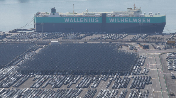 도널드 트럼프 미국 대통령이 철강과 알루미늄 제품에 25% 관세를 부과한다고 발표한 데 이어 한국의 주요 수출품인 자동차와 반도체도 미국의 관세 부과 대상에 포함될 가능성이 있는 것으로 관측되고 있다. 11일 오후 현대자동차 울산공장 수출선적부두와 야적장에 완성차들이 대기하고 있다. 2025. 2. 11. 연합뉴스