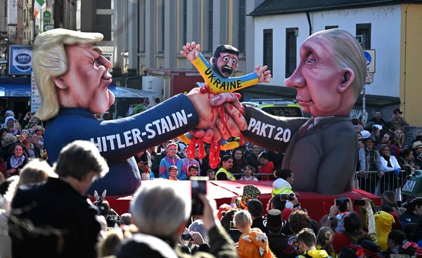 독일 뒤셀도르프에서 3일 열린 축제 행렬 중 미국과 러시아의 우크라이나 종전 가 우크라이나 종전 움직임을 2차대전 직전 히틀러-스탈린의 독소밀약 2.0에 비유한 풍선 인형이 등장했다. 왼쪽은 도널드 트럼프 미 대통령, 오른쪽은 블라디미르 푸틴 러시아 대통령이며 두 사람이 함께 우크라이나를 틀어쥐는 모습을 연출했다.  025.3.3. AFP 연합뉴스 