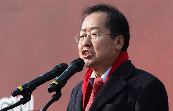 홍준표 대구시장이 23일 오후 동대구역 광장에서 열린 '박정희 동상 제막식'에서 인사말하고 있다. 2024.12.23. 연합뉴스