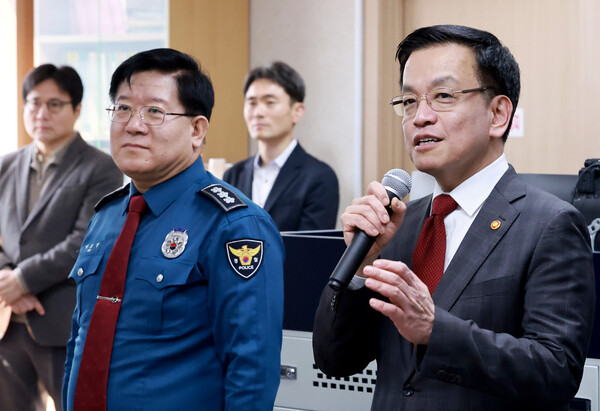 최상목 대통령 권한대행 부총리 겸 기획재정부 장관이 6일 서울 서대문구 경찰청 112 치안종합상황실을 방문해 상황실 근무자에게 대응 상황에 대한 질문을 하고 있다. 2025.3.6. 연합뉴스