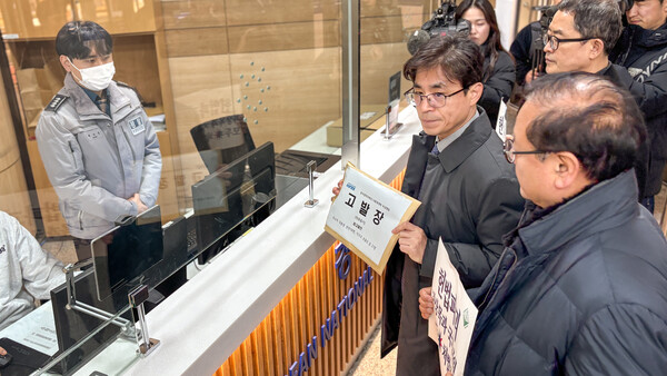 윤석열즉각퇴진·사회대개혁 비상행동은 6일 오후 서울 서대문구 경찰청 국가수사본부 앞에서 기자회견을 연 뒤 최상목 대통령 권한대행과 국무위원 등 22명을 직무유기 혐의로 경찰에 고발했다. 사진=비상행동