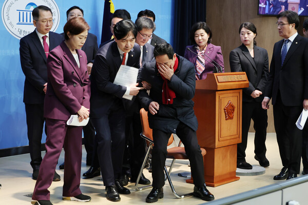 마은혁 헌법재판관 임명 반대 단식농성을 벌이고 있는 국민의힘 박수영 의원이 6일 서울 여의도 국회 소통관에서 더불어민주당 이재명 대표의 부산 방문에 반대하며 산업은행 부산 이전과 글로벌허브도시특별법 제정을 촉구하는 기자회견을 마친 뒤 부축을 받아 일어서고 있다. 2025.3.6. 연합뉴스