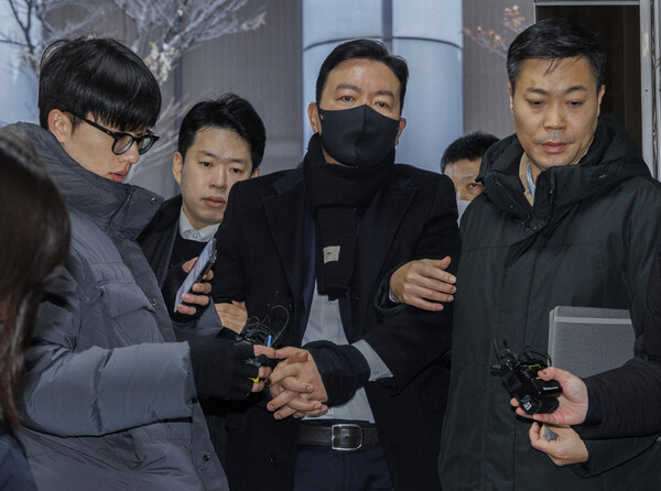 지난 3일 고위공직자범죄수사처와 경찰의 윤석열 대통령 체포영장 집행 시도를 저지한 혐의(특수공무집행방해)로 체포된 김성훈 대통령 경호처 차장이 18일 오전 경찰 국가수사본부 특별수사단(특수단)에서 2차 조사를 받기 위해 수사관들과 이동하고 있다. 2025.1.18. 연합뉴스