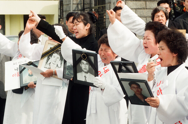 국방부 앞에서 군 의문사 희생자 유가족들이 진상규명촉구시위를 벌이고 있다 1999.3.25. 연합뉴스