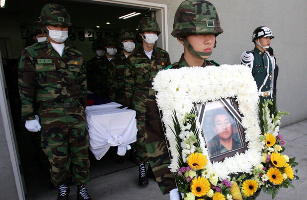 군의문사진상규명위원회에서 조사하던 고 김덕환 상병의 영결식이 18일 오전 경기도 양주시 국군병원 장례식장에서 3년만에 치러지고 있다. 2008. 4. 18. 연합뉴스