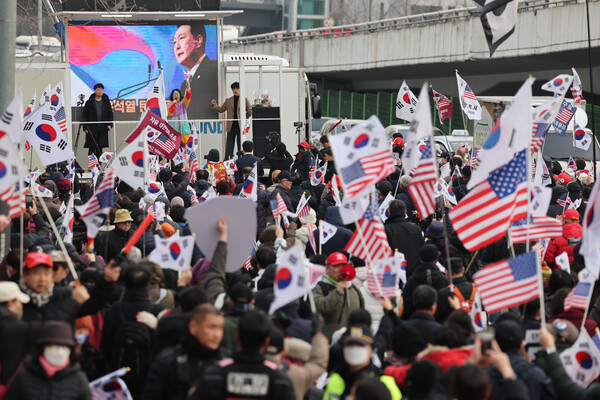 법원이 윤석열 대통령의 구속 취소 청구를 받아들인 7일 서울 용산구 한남동 관저 인근에서 지지자들이 윤석열 대통령의 석방을 촉구하고 있다. 2025.3.7. 연합뉴스
