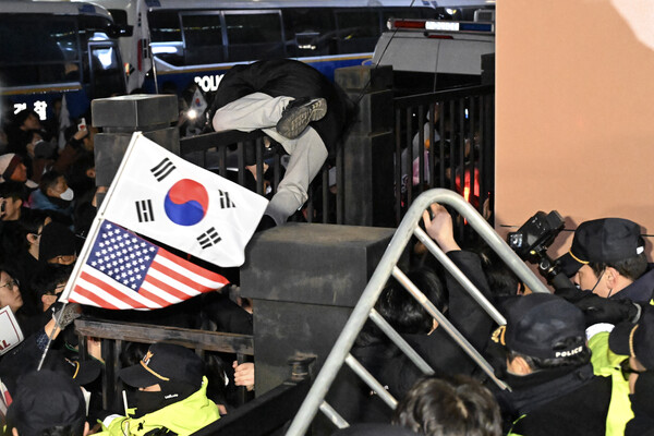 내란 우두머리 혐의로 체포된 윤석열 대통령이 출석한 가운데 구속 전 피의자심문(영장실질심사)이 열린 지난 18일 서울 마포구 서울서부지법에서 윤 대통령 지지자들이 법원 담장을 넘으려 시도하고 있다. 2025.1.19. 연합뉴스 [공동취재]