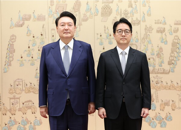윤석열 대통령이 2024년 9월 18일 서울 용산 대통령실 청사에서 심우정 검찰총장에게 임명장을 수여한 뒤 기념 촬영을 하고 있다. (2024.9.18 연합뉴스)