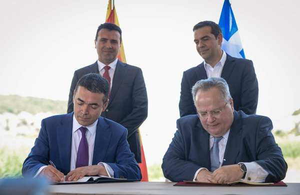 북마케도니아(왼쪽)와 그리스 총리가 지켜보고 있는 가운데 양국 외교장관이 프레스파 협정서에 서명하고 있다. (출처 위키백과)