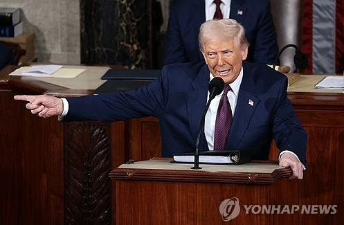 3월 4일(현지시간) 미국 연방의회에서 연설하는 트럼프 대통령. 멕시코만을 미국만으로 바꾸고 매킨리산 이름을 복원한 사실을 거론하며 “역사상 가장 위대하고 성공적인 시대를 열고 있다”고 주장했다.