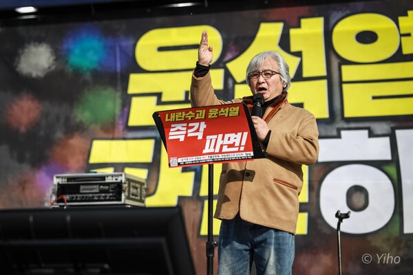 1일 오후 서울 종로구 헌법재판소 인근 안국역 1번 출구 앞에서 열린 촛불행동 주최 윤석열 파면! 국힘당 해산! 125차 전국집중 촛불문화제에서 김민웅 촛불행동 상임대표가 발언하고 있다. 2025.2.1. 사진 이호 작가