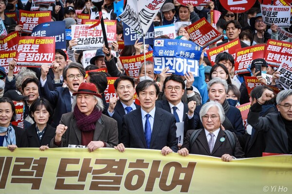 16일 오후 서울 숭례문~시청 구간에서 열린 81차 '김건희 특검! 윤석열 퇴진!' 촛불대행진에서 촛불행동 김민웅 상임대표와 조국혁신당 조국 대표 등이 앞장서 걷고 있다.2024.3.16. 사진작가 이호