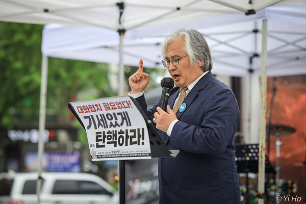 촛불행동 김민웅 상임대표가 20일 오후 3시 서울 시청역과 숭례문 사이 대로에서 '윤석열 퇴진! 김건희 특검! 86차 촛불대행진(4월 전국집중촛불)'에서 발언을 하고 있다. 2024.4.20. 이호 작가