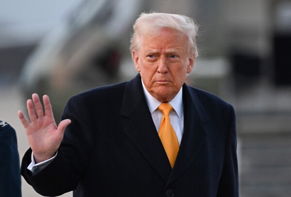 도널드 트럼프 미국 대통령이 7일 자신의 마러라고 리조트로 가기 위해 메릴랜드주 앤드루스 공군기지에서 공군1호기에 타기 전에 손을 흔들고 있다. 2025. 03. 07 [AFP=연합뉴스]