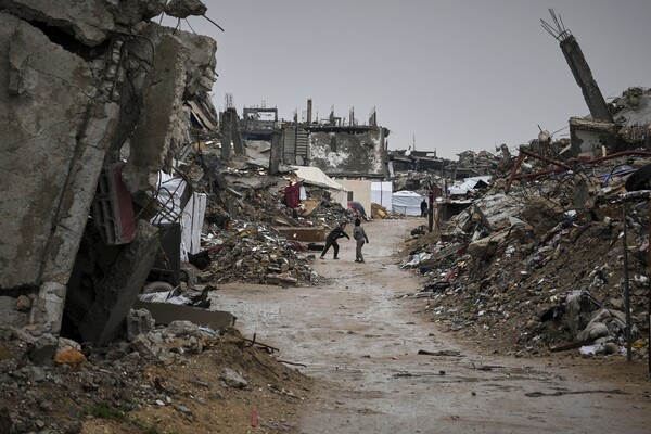 팔레스타인 아이들이 북부 가자의 자발리아 마을에서 주택과 건물이 파괴된 잔해 위에서 놀고 있다. 2025. 03. 07 [AP=연합뉴스]