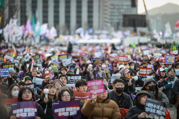 8일 오후 서울 종로구 안국동사거리부터 경복궁 동십자각까지 대로에서 열린 촛불행동 촛불문화제와 야5당 범국민대회에 참가한 시민들의 모습. 2025.3.8. 이호 작가
