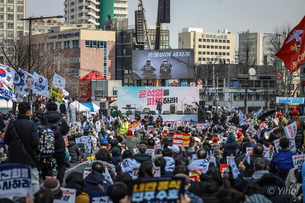 8일 오후 서올 종로구 안국동사거리에서 열린 촛불행동 촛불문화제에 참가한 시민들의 모습. 2025.3.8. 이호 작가