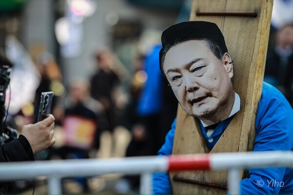 8일 오후 서올 종로구 안국동사거리에서 열린 촛불행동 촛불문화제에 참가한 시민이 윤석열 대역죄인 퍼포먼스를 하고 있다. 2025.3.8. 이호 작가