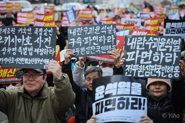 8일 오후 서올 종로구 안국동사거리에서 열린 촛불행동 촛불문화제에 참가한 시민들의 모습. 2025.3.8. 이호 작가