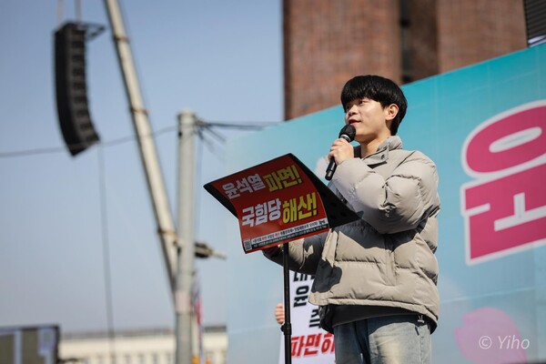 8일 오후 서올 종로구 안국동사거리에서 열린 촛불행동 촛불문화제에서 김수형 서울시립대 학생이 발언하고 있다. 2025.3.8. 이호 작가