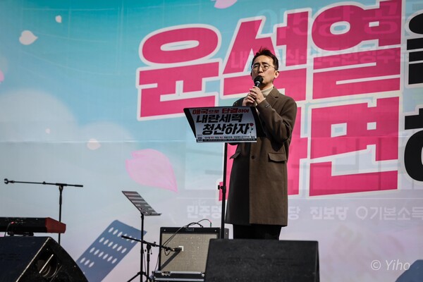8일 오후 서올 종로구 안국동사거리에서 열린 촛불행동 촛불문화제에서 박대윤 국민주권당 홍보위원장이 발언하고 있다. 2025.3.8. 이호 작가