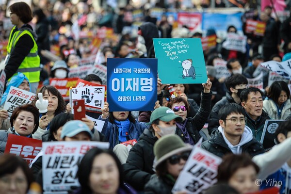 8일 오후 서울 종로구 안국동사거리부터 경복궁 동십자각까지 대로에서 열린 야5당 범국민대회에 참가한 시민들의 모습. 2025.3.8. 이호 작가