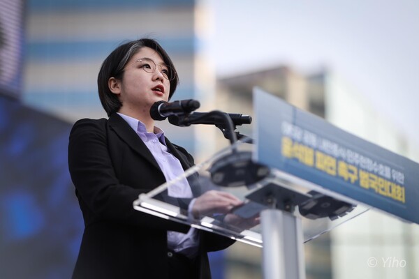 8일 오후 서울 종로구 안국동사거리부터 경복궁 동십자각까지 대로에서 열린 야5당 범국민대회에서 용혜인 기본소득당 대표가 발언하고 있다. 2025.3.8. 이호 작가