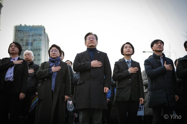 8일 오후 서울 종로구 안국동사거리부터 경복궁 동십자각까지 대로에서 열린 야5당 범국민대회에 참가한 야 5당 대표들이 국기에 대한 경례를 하고 있다. 왼쪽부터 기본소득당 용혜인 대표, 조국혁신당 김선민 당대표 권한대행, 더불어민주당 이재명 대표, 진보당 김재연 상임대표, 사회민주당 한창민 대표. 2025.3.8. 이호 작가