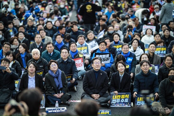 8일 오후 서울 종로구 안국동사거리부터 경복궁 동십자각까지 대로에서 열린 야5당 범국민대회에서 참가한 야5댕 대표들과 국회의원들의 모습. 2025.3.8. 이호 작가