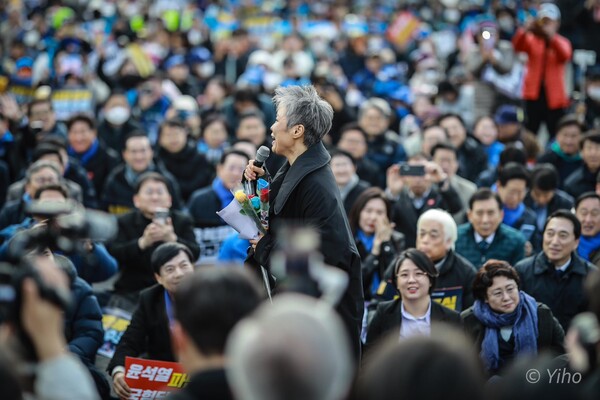 8일 오후 서울 종로구 안국동사거리부터 경복궁 동십자각까지 대로에서 열린 야5당 범국민대회에서 가수 이은미가 공연을 하고 있다. 2025.3.8. 이호 작가