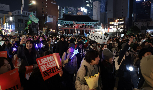 8일 서울 종로구 종로1가 교차로 일대에서 윤석열 대통령 파면 촉구 범국민대회를 마친 시민과 참가자들이 행진을 하고 있다. 2025.3.8. 연합뉴스