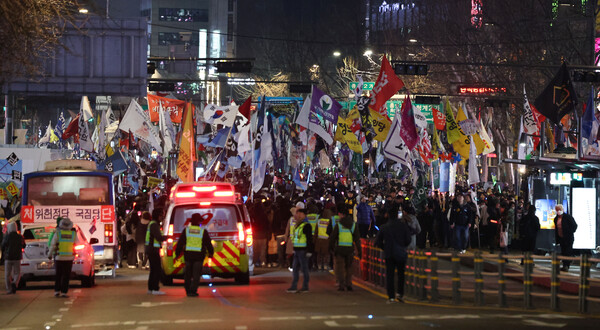  8일 서울 종로구 종로1가 교차로 일대에서 윤석열 대통령 파면 촉구 범국민대회를 마친 시민과 참가자들이 행진을 하고 있다. 2025.3.8. 연합뉴스