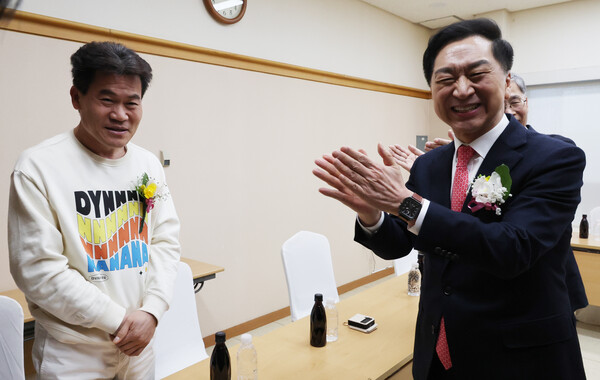 2월 26일 서울 명동 YWCA에서 열린 신평 변호사 출판기념회에서 국민의힘 김기현 의원(오른쪽)이 한국사 강사 전한길 씨를 격려하고 있다. 부정선거 음모론을 주장해 온 전 씨는 윤석열의 계엄령을 계몽령이라 주장했다. 2025.2.26. 연합뉴스