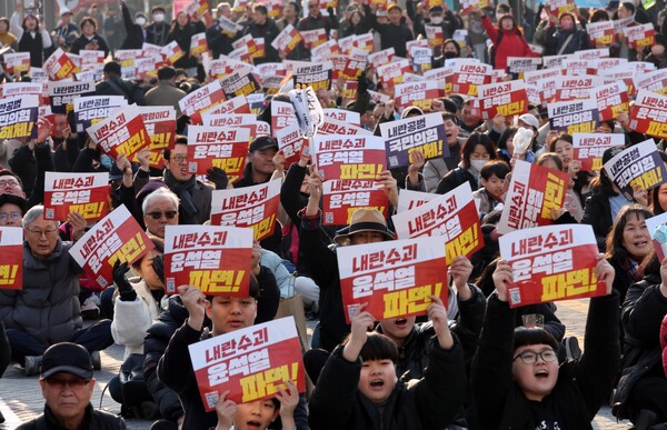윤석열퇴진 전북운동본부 주최로 8일 오후 전북 전주시내 객사 앞에서 가 열리고 있다.2025.3.8. 연합뉴스