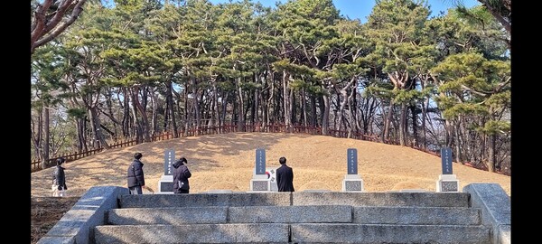 역사탐방 참가자들이 네 분의 독립운동가를 모신 삼의사 묘역을 돌아보고 있다. 2025. 3. 8. 사진=황의원 시민기자
