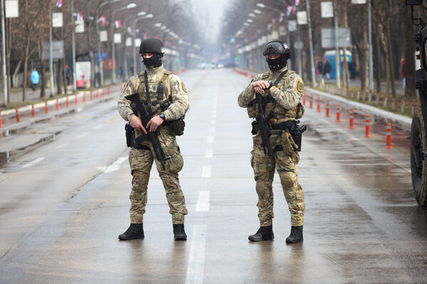 보스니아헤르체고비나의 세르비아계 스릅스카공화국의 수도 반자루카에서 26일 항의 시위가 벌어지는 가운데 세르비아계 경찰들이 경비를 서고 있다. 2025. 02. 26 [로이터=연합뉴스]