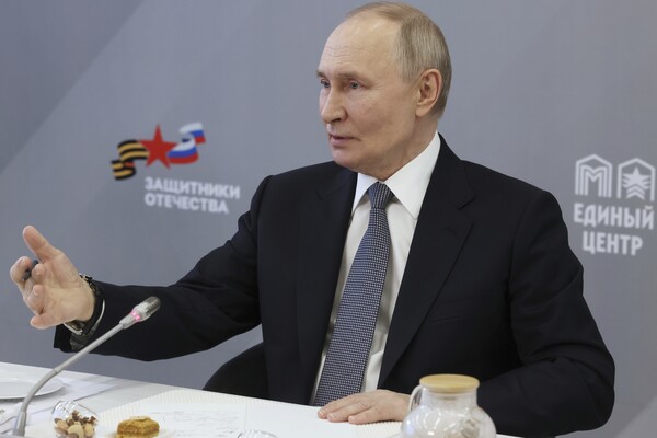 블라디미르 푸틴 러시아 대통령이 6일 모스크바의 조국수호자재단에서 '특별군사작전'으로 가족을 잃은 여성들과 이야기를 나누고 있다. 2025. 03. 06 [스푸트니크=AP=연합뉴스]