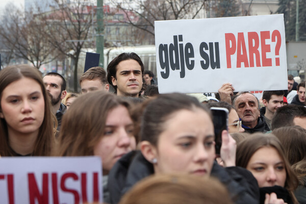 보스니아헤르체고비나 수도 사라예보에서 작년 10월초 대홍수 때 숨진 국민들에 대한 정부의 책임을 요구하는 시위도중 한 시민이 "돈은 어디 있나"란 글귀가 적힌 손팻말을 들고 있다. 2025. 02. 10 [로이터=연합뉴스]