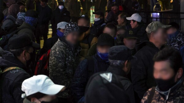 지난달 18일 새벽 인력사무소가 밀집한 서울 남구로역 인근 인도가 일감을 구하려는 일용직 구직자들로 가득하다. 통계청에 따르면 지난달 건설업 취업자 수는 약 192만1천명으로, 1년 전보다 16만8천명이 줄었다. 이는 2017년 1월(188만9천명) 이후 가장 적은 수치이다. 2025.2.18. 연합뉴스