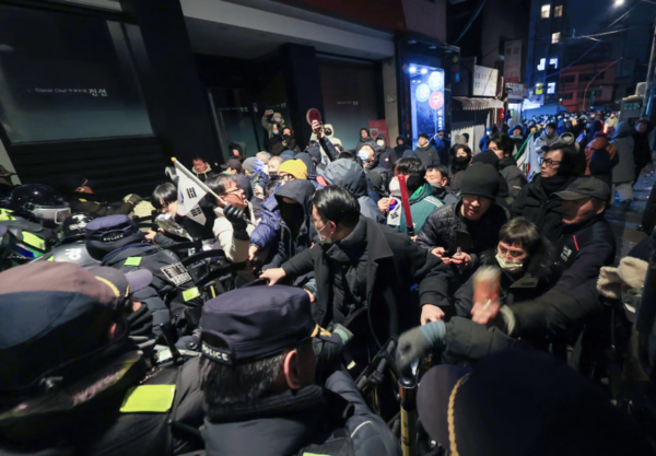 윤석열 대통령이 내란수괴 혐의로 구속되자 극우 지지자들이 1월 19일 밤 서울서부지방법원에 난입하고 있다. 연합뉴스