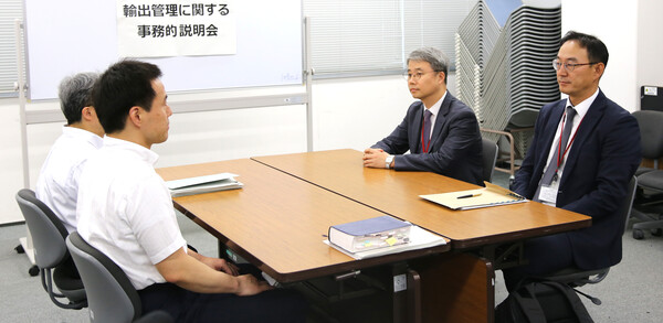 일본 정부의 한국 수출 규제 강화 조치와 관련한 양국 과장급 첫 실무회의에 참석한 산업통상자원부의 전찬수 무역안보과장(오른쪽부터)·한철희 동북아 통상과장이 12일 도쿄 지요다구 경제산업성 별관 1031호실에서 일본 측 대표인 이와마쓰 준(岩松潤) 무역관리과장·이가리 가쓰로(猪狩克郞) 안전보장무역관리과장과 마주 앉아 있다. 2019.7.12. 연합뉴스