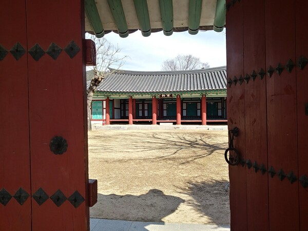 율티리의 거점생활권인 진동면, 옛 진해현을 다스리던 옛 진해현 관아의 ‘ 동헌 뜨락’