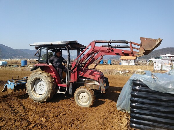 바닷가 어촌이지만 소규모 자급형 농사도 병행하는 반농반어촌 율티마을에서 이장과 함께 마을운영을 책임지는 이상율 율티어촌계장